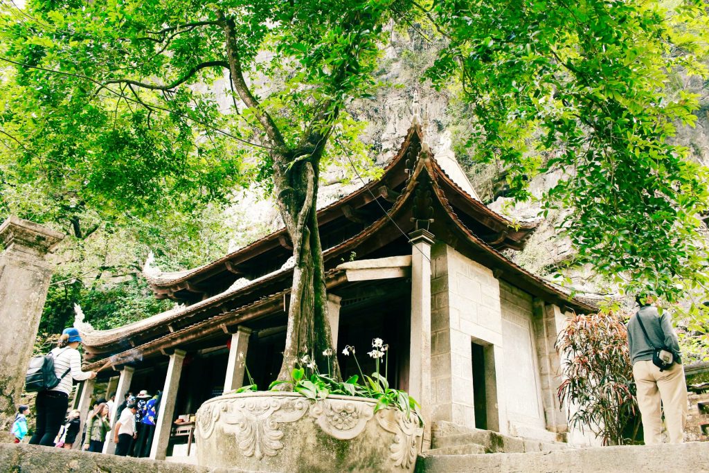 The-lower-pagoda-in-Bich_Dong-Chua-Ha