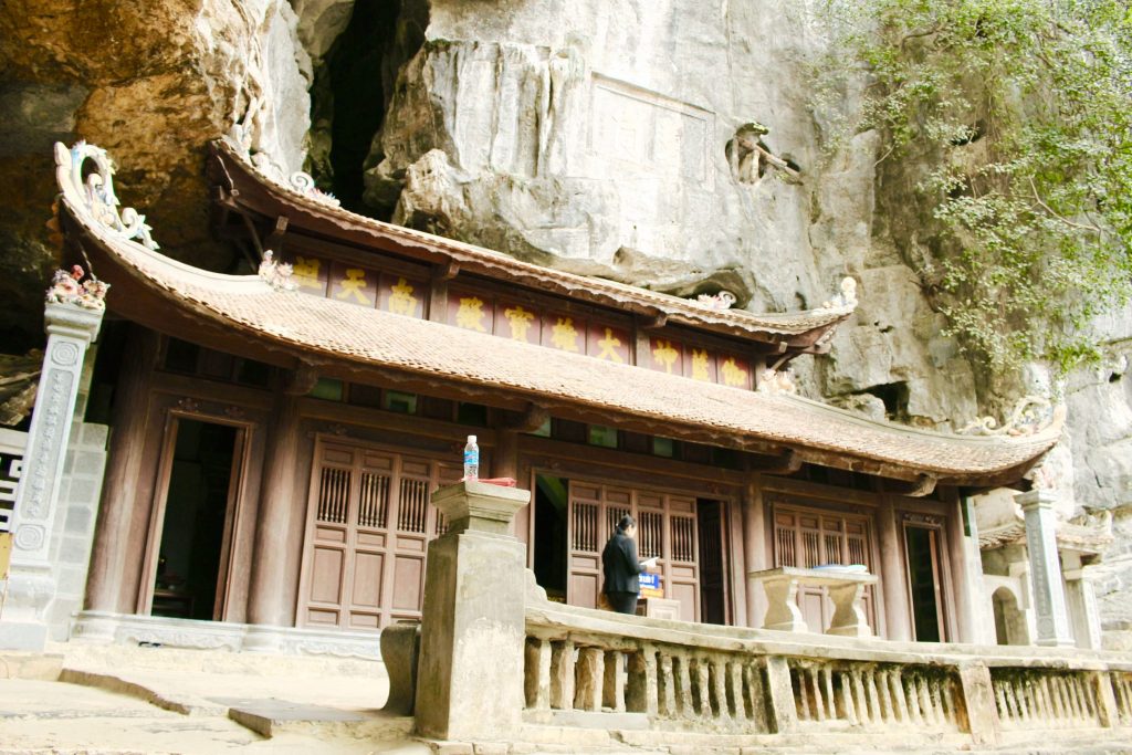 The-upper-pagoda-Chua-Thuong